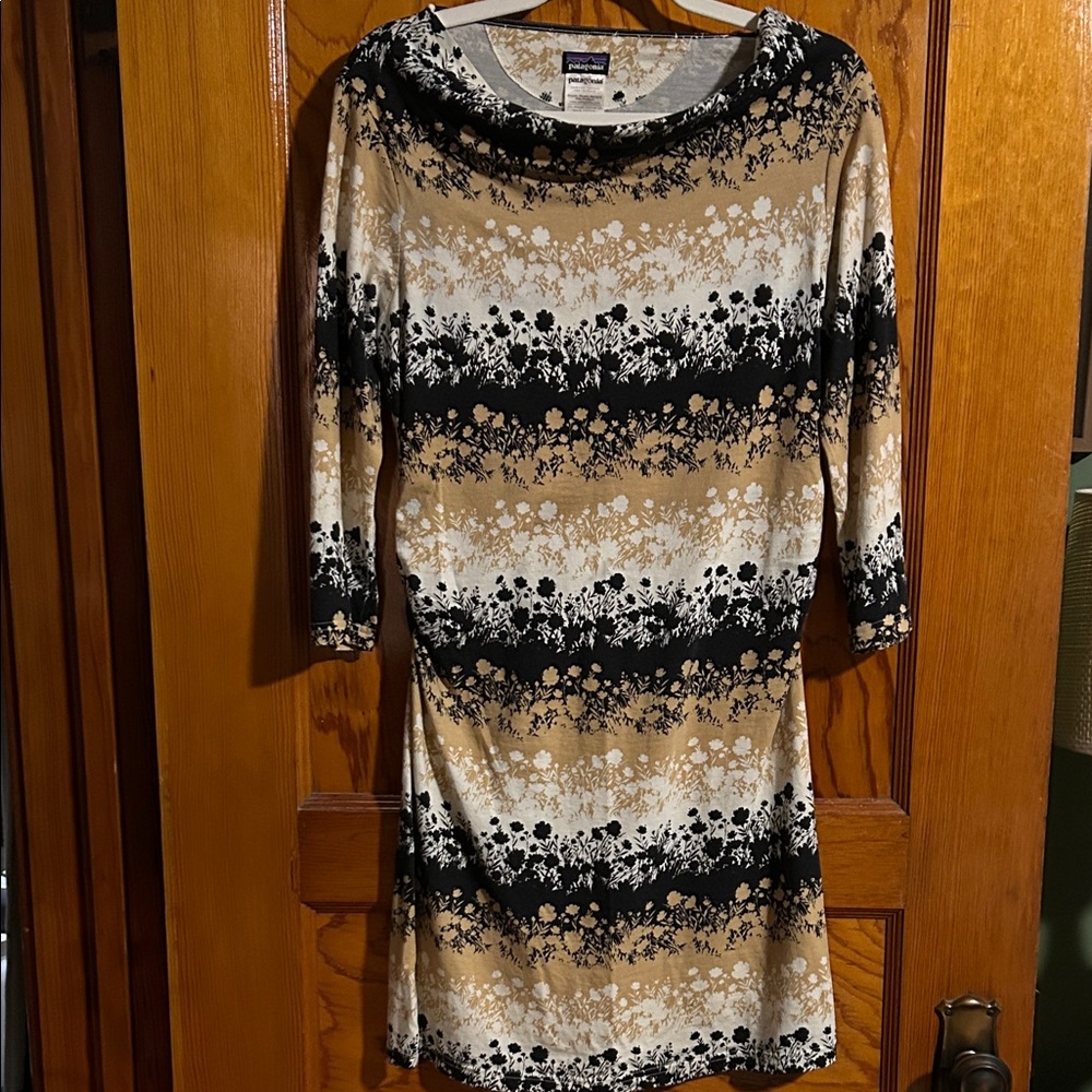 Patagonia Women's Tunic Top in Black, White, and Tan Size M